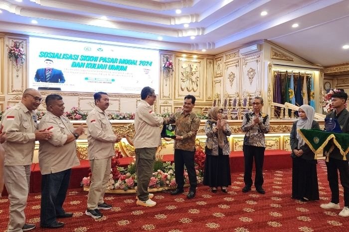 Foto : Universitas Baiturrahmah sukses menggelar Sosialisasi SKKNI Pasar Modal 2024, kolaborasi bersama PROPAMI dan Bursa Efek Indonesia (BEI) Sumbar. (16/11/24) (Doc.Ist)