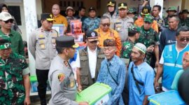 Kapolda Jawa Barat, Irjen Pol. Dr. Akhmad Wiyagus, S.I.K., M.SI., M.M., melakukan peninjauan langsung ke Desa Sukamaju, Kecamatan Cikembar, Sukabumi, salah satu wilayah yang terdampak bencana longsor. (Dok Humas Polda Jabar) 