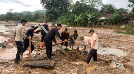 Tim SAR Sat Brimob Polda Jabar Terus Lakukan Evakuasi serta Penanggulangan Banjir Bandang di Sagaranten Sukabumi. Dok Humas Polda Jabar