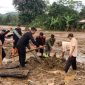 Tim SAR Sat Brimob Polda Jabar Terus Lakukan Evakuasi serta Penanggulangan Banjir Bandang di Sagaranten Sukabumi. Dok Humas Polda Jabar