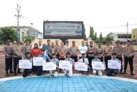 Siswa Pelajar SMP dan SMK dapatkan apresiasi dari Kapolres Sumedang, atas keberaniannya menangkap dua Narapidana yang mencoba melarikan diri. Dok Foto Humas Polda Jabar