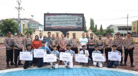 Siswa Pelajar SMP dan SMK dapatkan apresiasi dari Kapolres Sumedang, atas keberaniannya menangkap dua Narapidana yang mencoba melarikan diri. Dok Foto Humas Polda Jabar