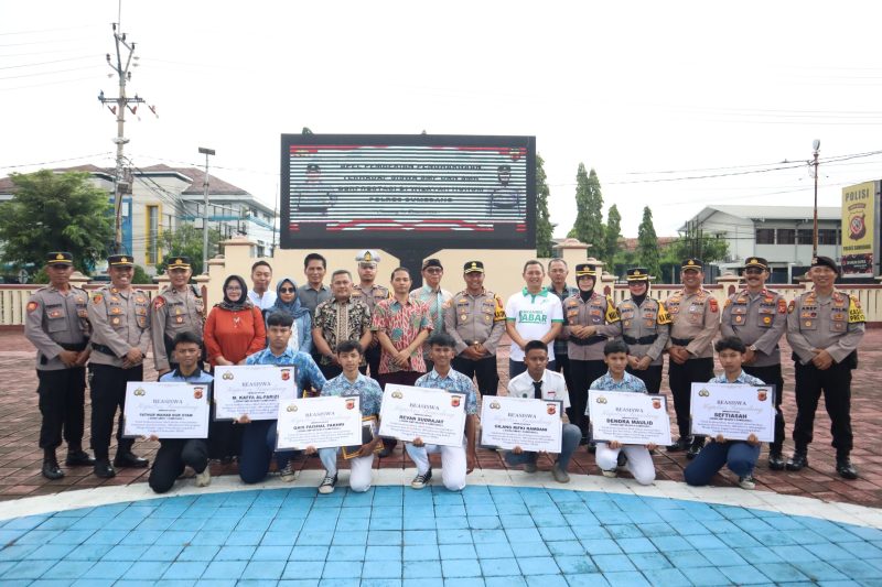 Siswa Pelajar SMP dan SMK dapatkan apresiasi dari Kapolres Sumedang, atas keberaniannya menangkap dua Narapidana yang mencoba melarikan diri. Dok Foto Humas Polda Jabar