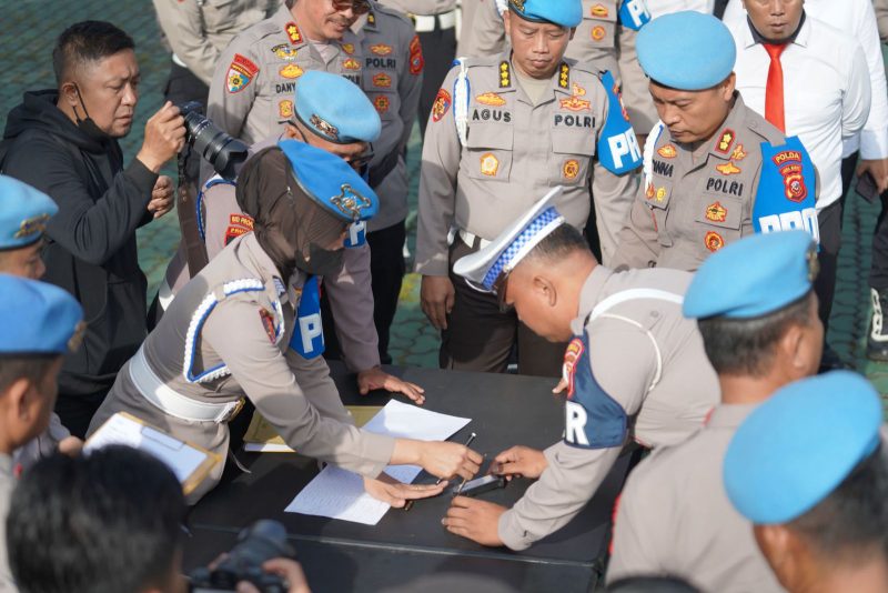 Polda Jawa Barat dan seluruh jajaran Polres di bawahnya hari ini melaksanakan pemeriksaan senjata api (senpi) secara serentak. Foto. Dok. Humas Polda Jabar