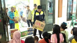 Kapolres Sukabumi, AKBP Dr. Samian, menyalurkan bantuan kemanusiaan kepada para pengungsi yang mengungsi sementara di masjid depan UPTD Puskesmas Palabuhanratu. Dok. Humas Polda Jabar