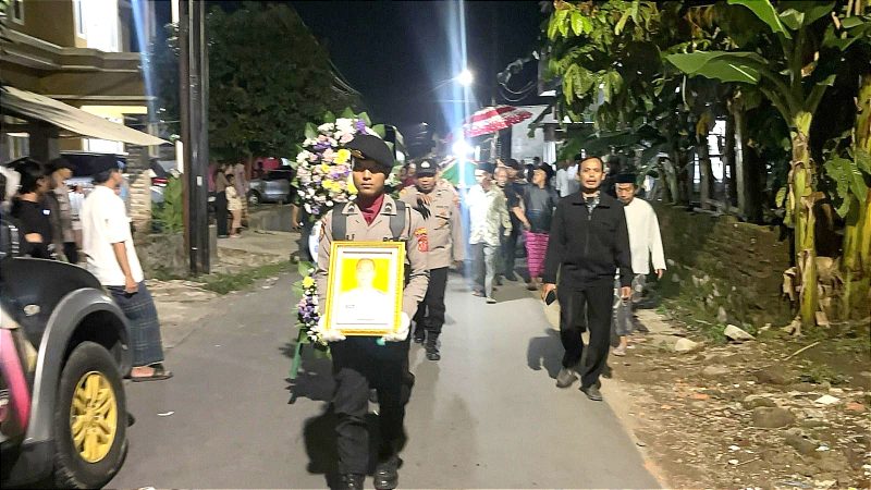 Bripka Miftahu Rochman, meninggal dunia saat menjalankan tugas.
Almarhum gugur setelah berjibaku membantu evakuasi korban bencana alam di wilayah Kecamatan Lengkong, Kabupaten Sukabumi. Dok. Humas Polda Jabar. 