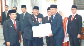 SK Masa Jabatan Penjabat Bupati Subang Resmi Diperpanjang, Pj Gubernur: Teruskan Inovasi dan Transparansi Pemerintahan. 