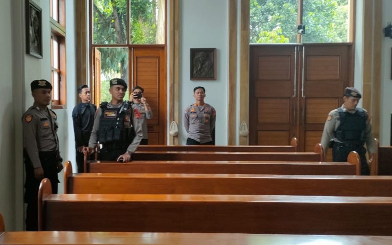 Foto. Kapolsek Lembang Kompol Hadi Mulyana S.H.,M.H dan jajaran, Personil Unit Jibom Gegana Sat Brimob Polda Jabar, Unit K9 Polres Cimahi serta personil Polsek Lembang. Dok. Humas Polda Jabar
