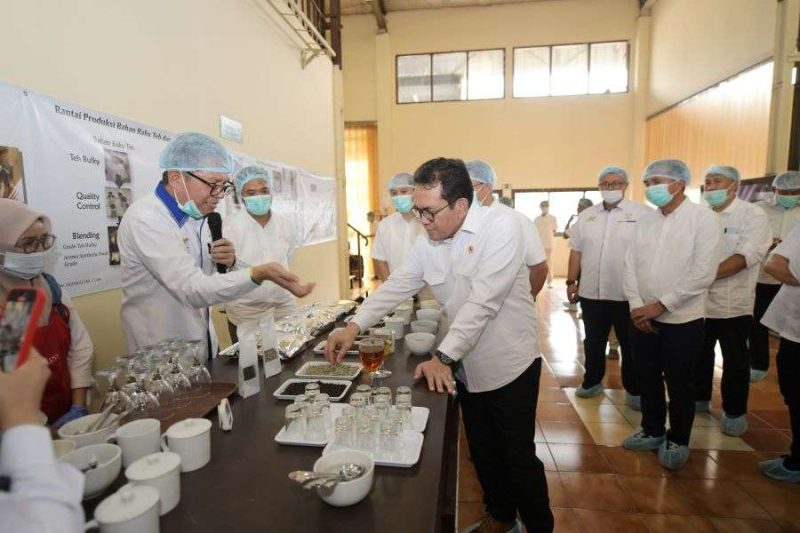 Penjabat Gubernur Jawa Barat Bey Machmudin mendampingi Menteri Perdagangan RI Budi Santoso dalam kunjungan kerjanya ke Industri Hilir Teh PTPN VIII di Panyileukan, Kota Bandung. Foto. Dok. Jabarprov