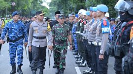 Kapolda Jawa Barat, Irjen Pol. Dr. Akhmad Wiyagus, S.I.K., M.Si., M.M., memimpin Apel Gelar Pasukan Operasi Lilin Lodaya 2024 yang berlangsung di Jl. Diponegoro, tepat di depan Gedung Sate, Kota Bandung, Jum'at (20/12/2024).Foto.Dok. Humas Polda Jabar