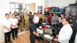 Menteri Perdagangan (Mendag) RI Budi Santoso, didampingi Pj Wali Kota Bandung A. Koswara dan Pj Gubernur Jawa Barat Bey Machmudin mengunjungi beberapa UMKM di Kota Bandung. Diskominfo Kota Bandung