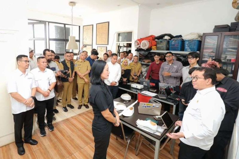 Menteri Perdagangan (Mendag) RI Budi Santoso, didampingi Pj Wali Kota Bandung A. Koswara dan Pj Gubernur Jawa Barat Bey Machmudin mengunjungi beberapa UMKM di Kota Bandung. Diskominfo Kota Bandung
