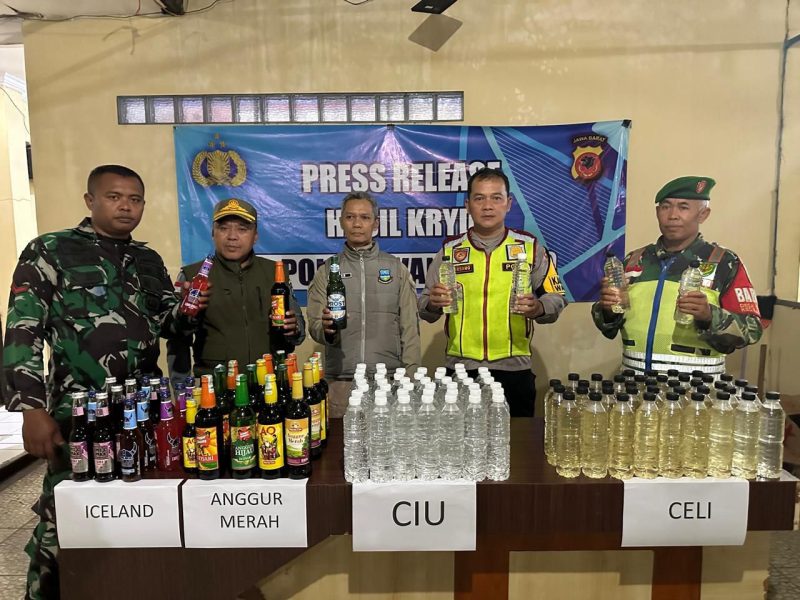 Cipata Kondisi Diawal Tahun 2025, Puluhan Botol Miras dari Berbagai Jenis Berhasil Diamankan Polisi. 
