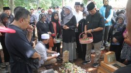 upacara pelepasan jenazah secara sipil dipimpin Pj Bupati Subang.
Bertempat di halaman Kantor Bupati Subang