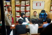 Polisi berhasil mengamankan 3 Orang terduga pelaku pelecehan kepada turis. Peristiwa terjadi di Jalan Braga Kota Bandung. Minggu 5 Januari 2025.