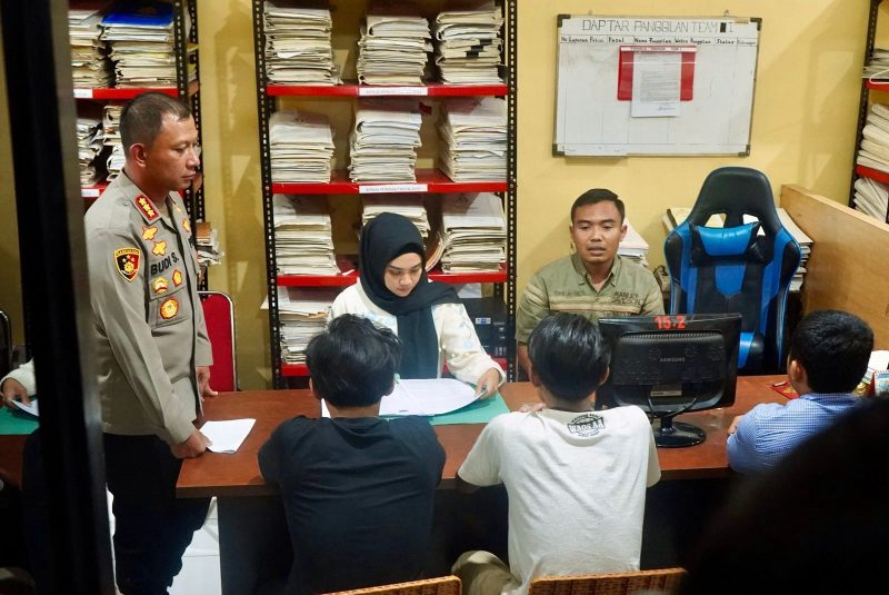 Polisi berhasil mengamankan 3 Orang terduga pelaku pelecehan kepada turis. Peristiwa terjadi di Jalan Braga Kota Bandung. Minggu 5 Januari 2025.