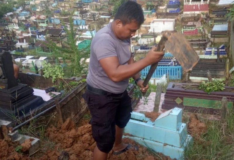 Bripka Joko merupakan salah satu anggota Polri yang kerap melakukan penggalian kubur secara sukarela. Hal itu sudah dilakukannya selama 23 tahun. Dok. Foto.Humas Polri