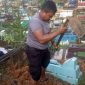Bripka Joko merupakan salah satu anggota Polri yang kerap melakukan penggalian kubur secara sukarela. Hal itu sudah dilakukannya selama 23 tahun. Dok. Foto.Humas Polri
