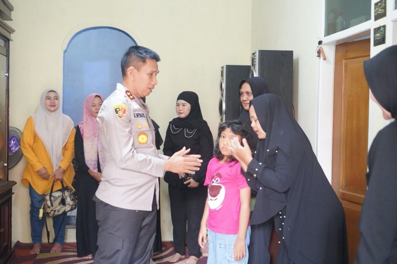 Kapolda Jabar Kunjungi Rumah Duka Aipda Anumerta Anditia yang Gugur Saat Menyelamatkan Korban Tenggelam  di Pantai Pangandaran. Foto.Dok Humas Polda Jabar