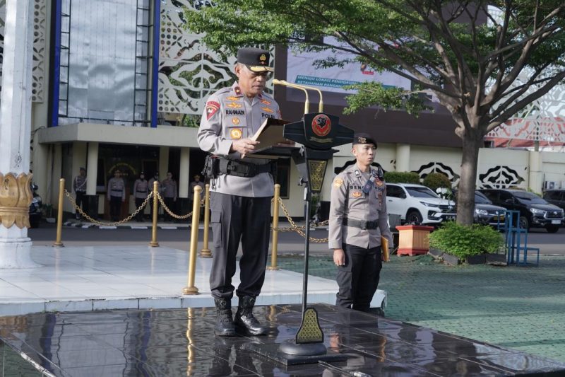 Peringati Hari Kesadaran Nasional Kapolda Jabar melalui Wakapolda Jawa Barat Brigjen. Pol. Drs. Kasihan Rahmadi, menyampaikan pentingnya meningkatkan kesadaran, tanggung jawab, dan pengabdian sebagai aparatur negara.