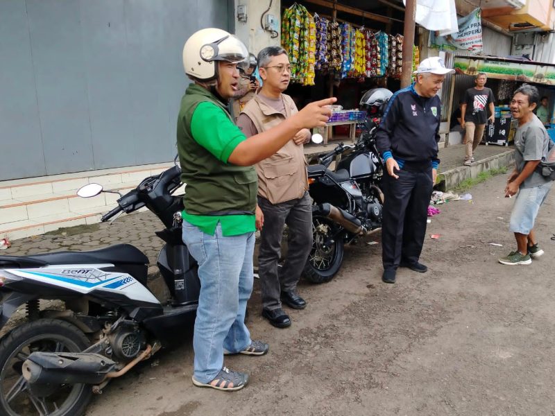 Pj. Bupati Subang, Drs. M. Ade Afriandi, MT, meninjau lokasi Tempat Pembuangan Sampah Sementara (TPS) di Pujasera, Subang, pada Selasa, 28 Januari 2025.