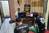 Foto. Kedua tersangka berinisial YF (28) dan R (23) ditangkap di rumah mereka di Desa Bunihayu, Kecamatan Jalancagak. 
