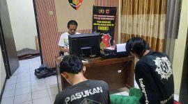 Foto. Kedua tersangka berinisial YF (28) dan R (23) ditangkap di rumah mereka di Desa Bunihayu, Kecamatan Jalancagak. 