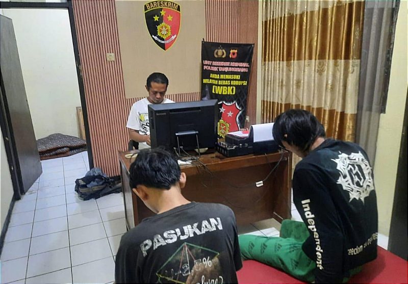 Foto. Kedua tersangka berinisial YF (28) dan R (23) ditangkap di rumah mereka di Desa Bunihayu, Kecamatan Jalancagak. 