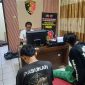 Foto. Kedua tersangka berinisial YF (28) dan R (23) ditangkap di rumah mereka di Desa Bunihayu, Kecamatan Jalancagak. 