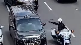 Dalam sebuah vidio yang beredar diketahui pelat nomor RI 36 yang membuat pengemudi Alphard harus kena 