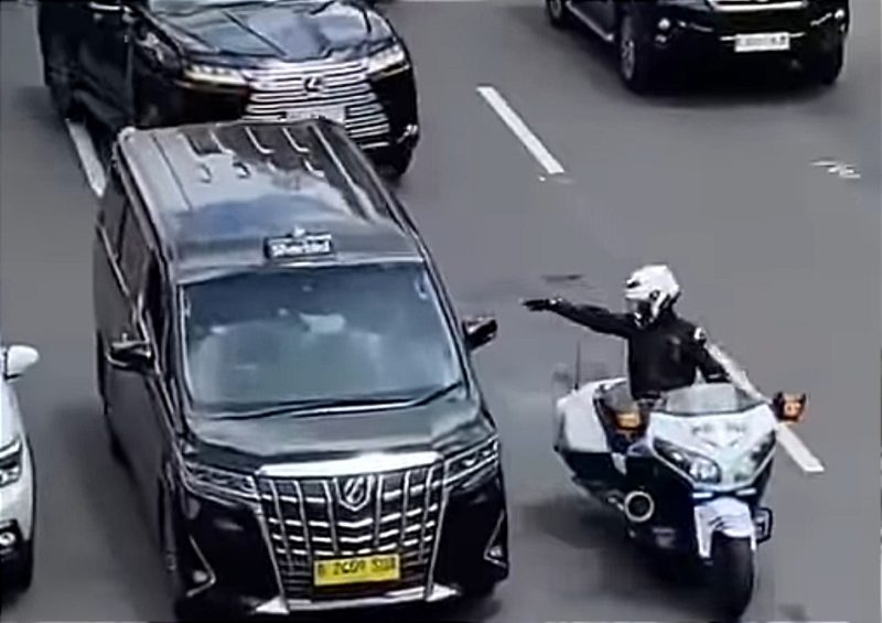 Dalam sebuah vidio yang beredar diketahui pelat nomor RI 36 yang membuat pengemudi Alphard harus kena 