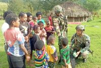 Prajurit TNI bersama warga Kampung Yegerbaga, Distrik Ilaga, Kab. Puncak, Papua Tengah. Foto.Dok. Tutwuri