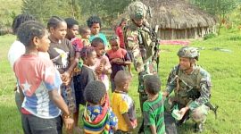 Prajurit TNI bersama warga Kampung Yegerbaga, Distrik Ilaga, Kab. Puncak, Papua Tengah. Foto.Dok. Tutwuri