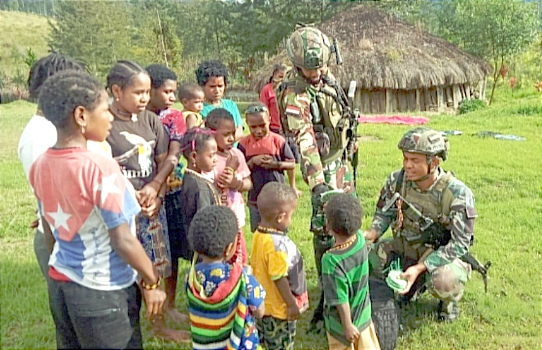Prajurit TNI bersama warga Kampung Yegerbaga, Distrik Ilaga, Kab. Puncak, Papua Tengah. Foto.Dok. Tutwuri
