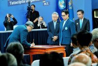 Prof. Tatacipta Dirgantara resmi di lantik sebagai Rektor Institut Teknologi Bandung (ITB)  periode 2025-2030 di Aula Barat ITB, Kota Bandung, pada Senin (20/1/2025). Dihadiri Penjabat Gubernur Jawa Barat Bey Machmudin.