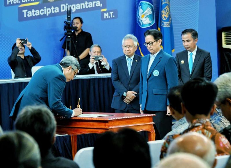 Prof. Tatacipta Dirgantara resmi di lantik sebagai Rektor Institut Teknologi Bandung (ITB)  periode 2025-2030 di Aula Barat ITB, Kota Bandung, pada Senin (20/1/2025). Dihadiri Penjabat Gubernur Jawa Barat Bey Machmudin.