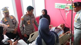 Kapolda Jabar Irjen Pol. Dr. Akhmad Wiyagus menjenguk para korban tabrakan beruntun di Gerbang Tol Ciawi 2.