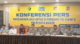 Tim DVI Polda Jawa Barat Identifikasi Korban Meninggal Kecelakaan Maut di Gerbang Tol Ciawi 2. 