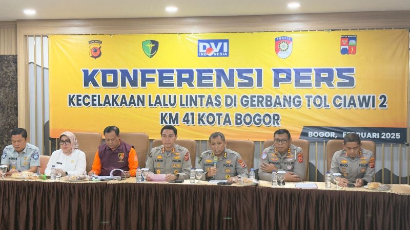 Tim DVI Polda Jawa Barat Identifikasi Korban Meninggal Kecelakaan Maut di Gerbang Tol Ciawi 2. 