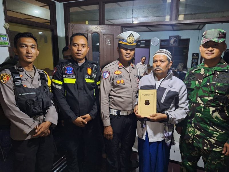 Rumah duka keluarga korban kecelakaan di Gerbang Tol Ciawi 2, dapatkan dari Kapolres Bogor Kota yang diwakili Satlantas dan anggota. Kamis 6 Februari 2025.