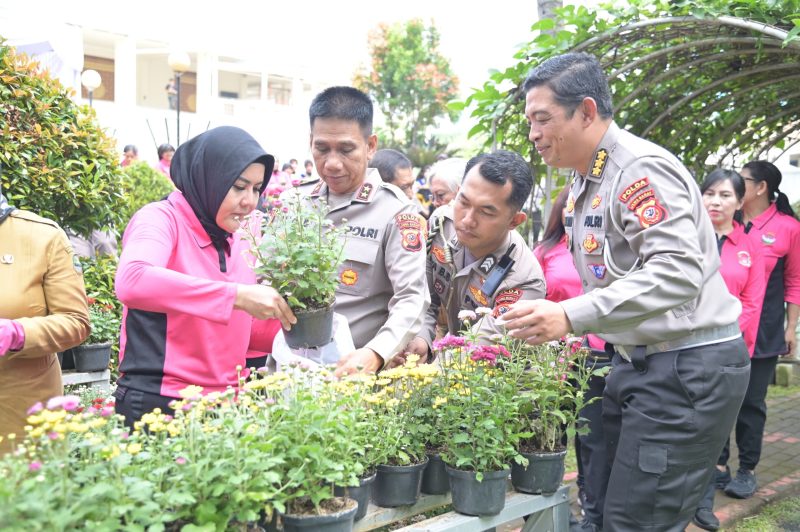 Kapolda Jabar Irjen Pol Dr. Akhmad Wiyagus, hadiri kegiatan launching penguatan program pekarangan pangan Lestari melalui pendekatan Integrasi dan berkelanjutan.