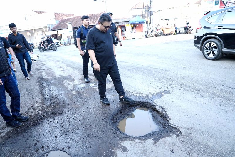 Saat Inpeksi, Bupati Subang Targetkan Ruas Jalan Rusak di Pusat Kota Diperbaiki Minggu Ini