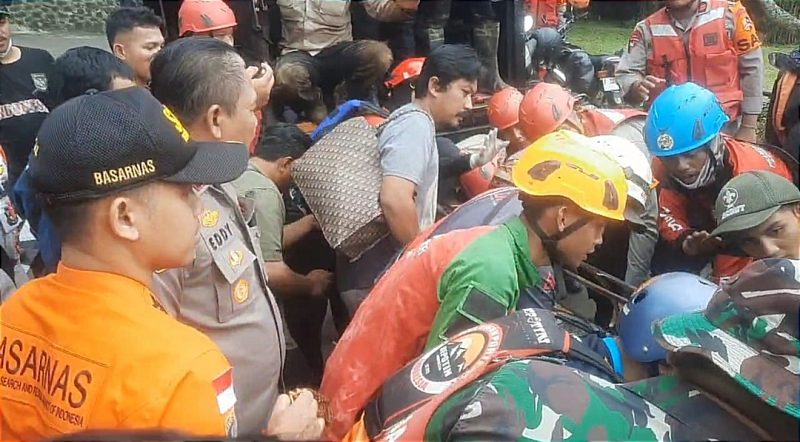 Tim SAR Berhasil Menemukan Korban Hanyut Terbawa Arus Banjir Bandang di Puncak Bogor