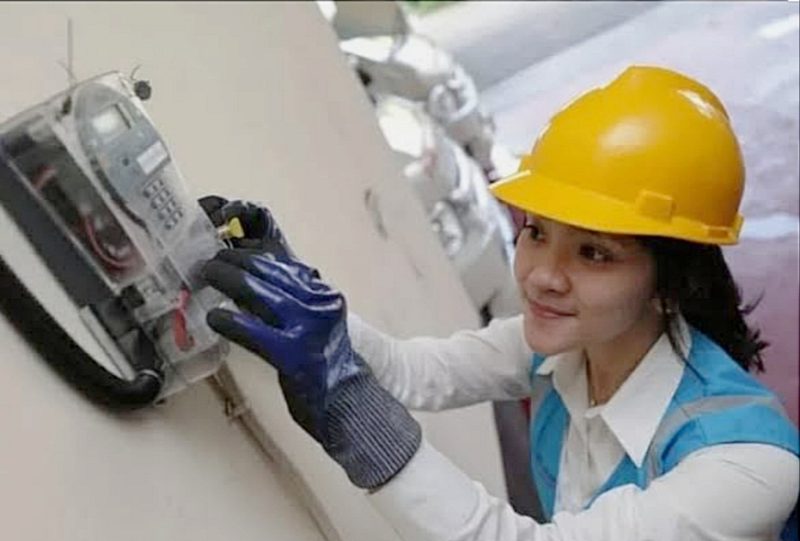 PT PLN (Persero) melakukan penyalaan serentak sambungan listrik gratis untuk 2.597 rumah tangga prasejahtera.