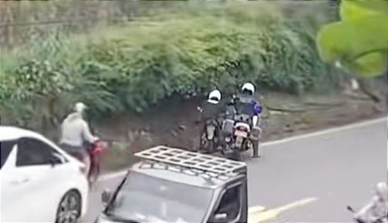 Polres Bogor Copot Patwal Alphard usai Viral karena Pepet Pemotor Hingga Terjatuh di Puncak. Foto.
Tangkap layar Vidio amatir warga net.