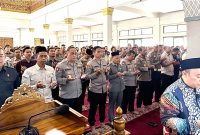 Bentuk penghormatan kepada tiga personil yang tewas Polda Jabar dan jajarannya melaksanakan sholat Ghoib.