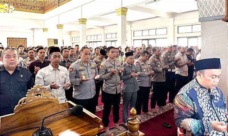 Bentuk penghormatan kepada tiga personil yang tewas Polda Jabar dan jajarannya melaksanakan sholat Ghoib.
