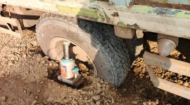 Drum truk terjebak dibahu jalan dibekas galian pipa gas transmisi Cirebon-Semarang (Cisem II). Berhasil di evakuasi. Sabtu (19/4/2025)