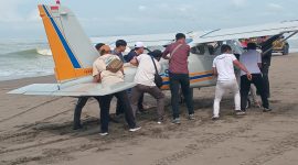 Pesawat Jenis Capung Mendarat Darurat di Pesisir Pantai Pangandaran Diduga Gagal Mesin. Foto Humas Polda Jabar