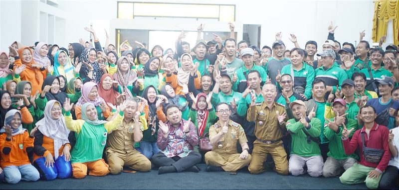 Bupati Subang, Reynaldy Putra Andita menggelar silaturahmi bersama petugas kebersihan Dinas Lingkungan Hidup Kabupaten Subang.